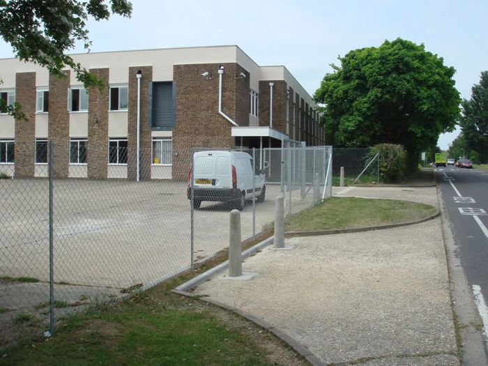 	Galvanised chain link fencing