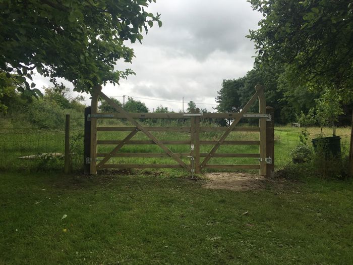 Curved heel field gates