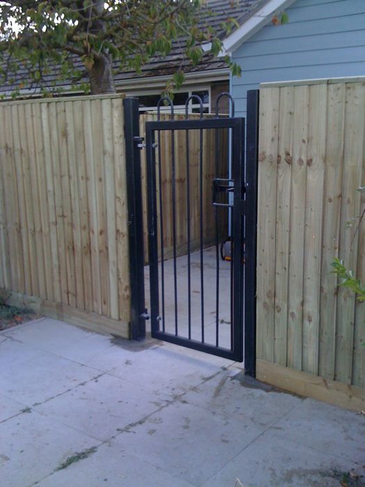 Steel bow top gate