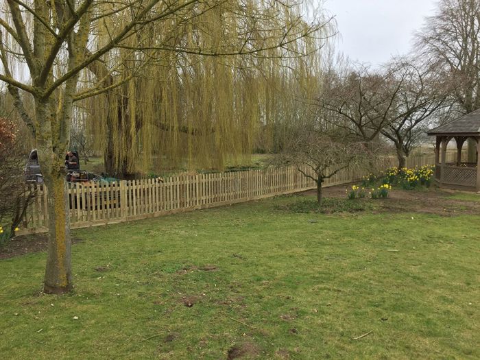 Round top picket fencing