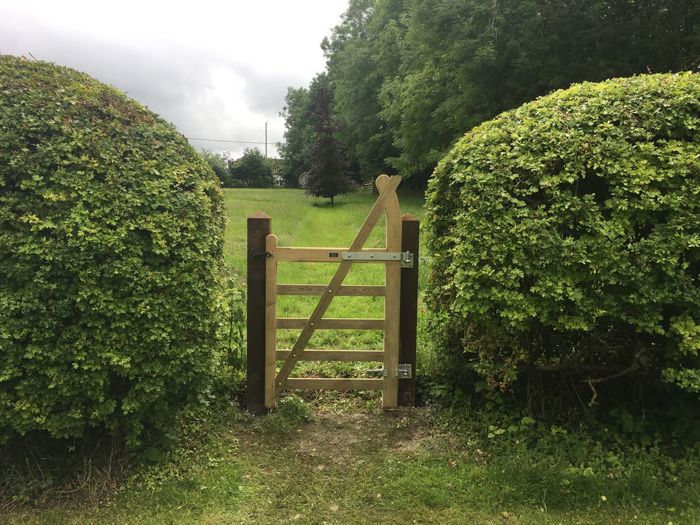 Curved heel field gate