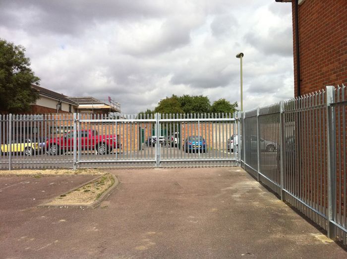 Steel palisade security fencing (5)